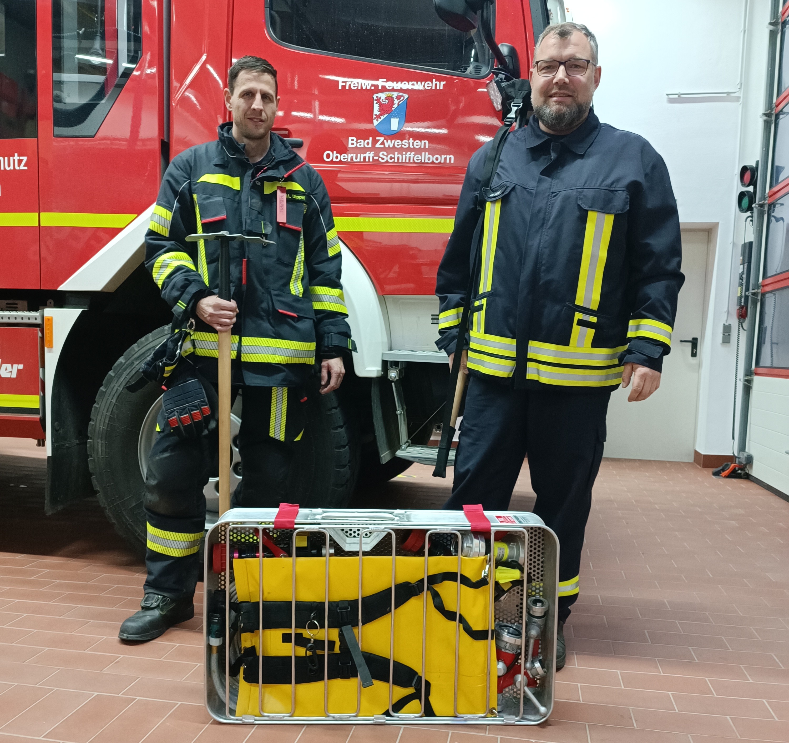 Holger und Sven mit Waldbrandausrüstung